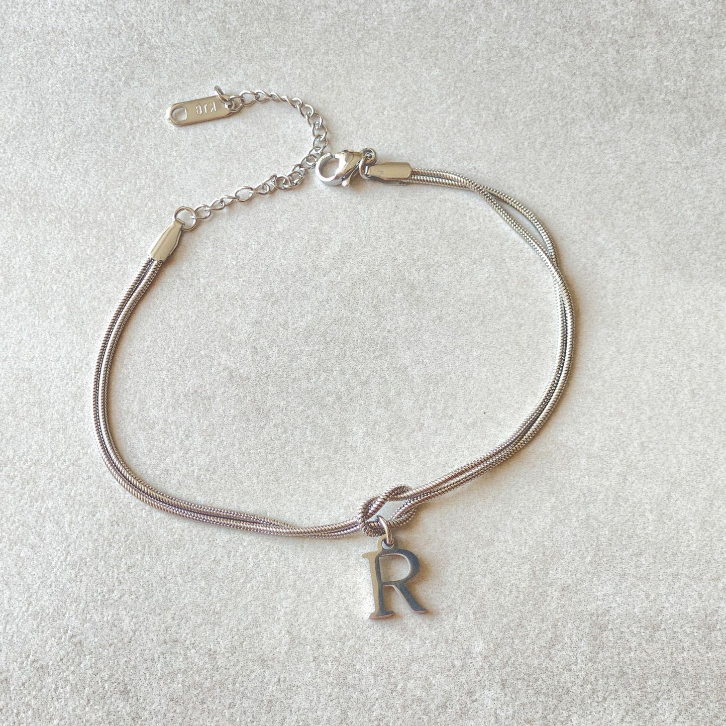 A-Z Love Knot Bracelet – Personalized Gold Charm