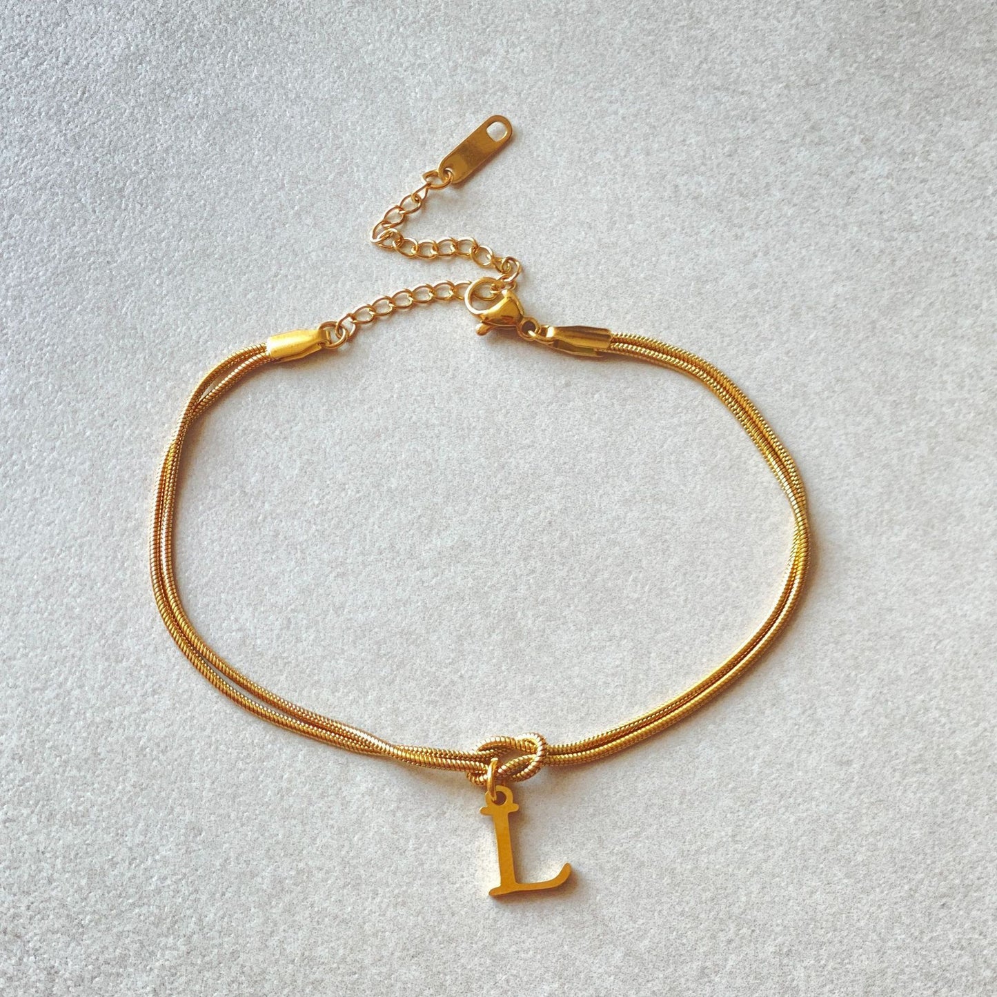 A-Z Love Knot Bracelet – Personalized Gold Charm