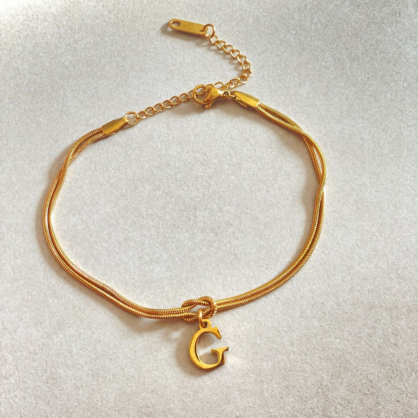 A-Z Love Knot Bracelet – Personalized Gold Charm