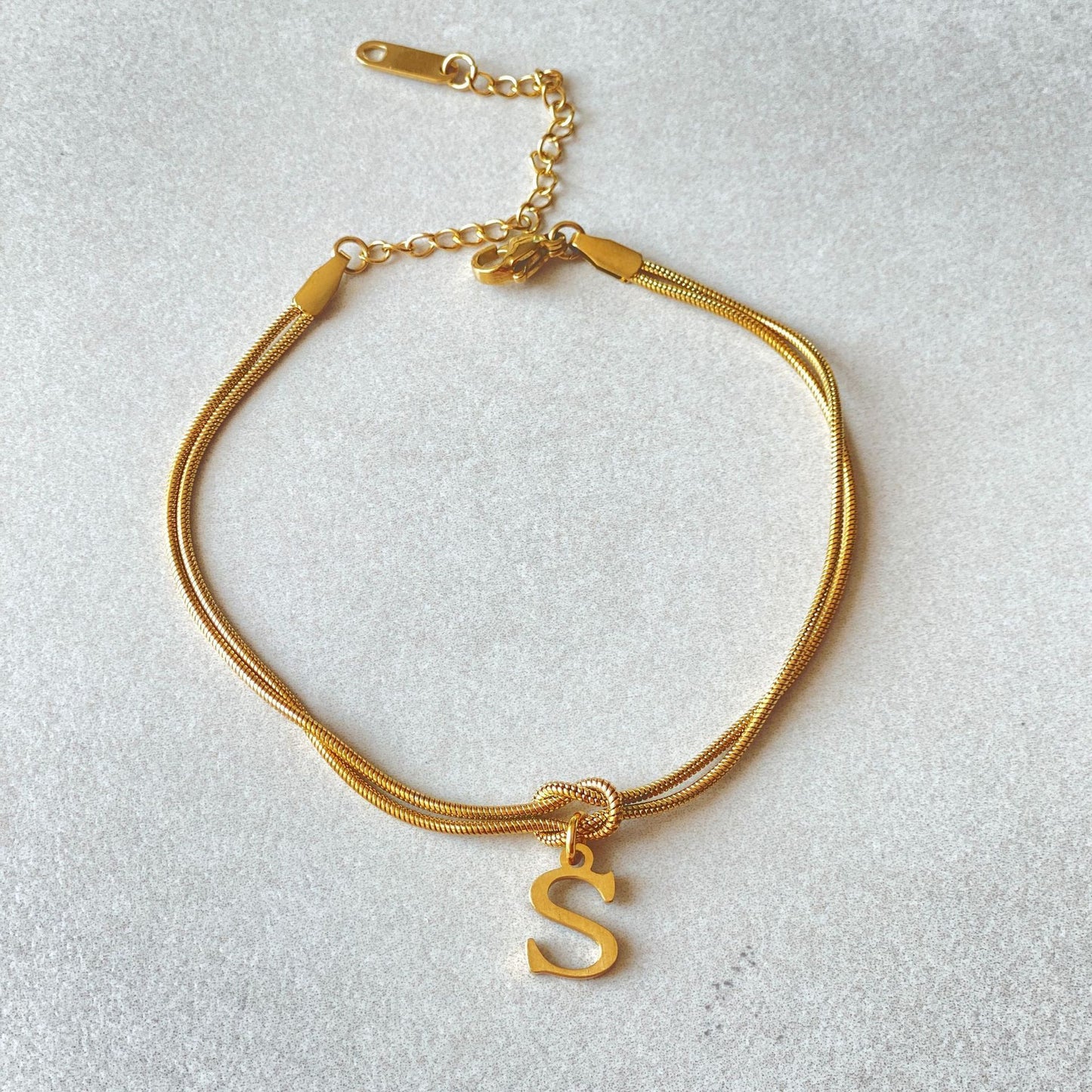 A-Z Love Knot Bracelet – Personalized Gold Charm