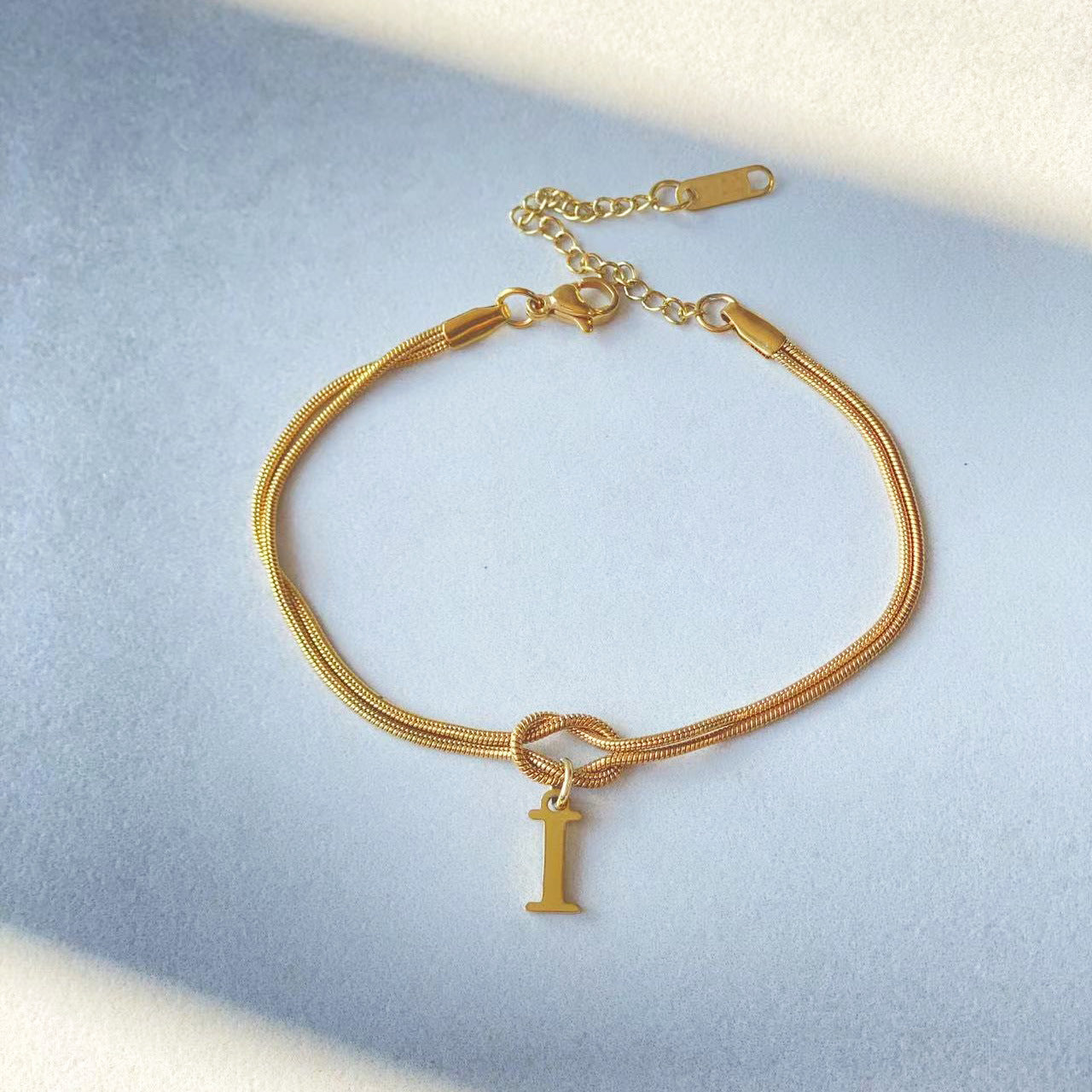 A-Z Love Knot Bracelet – Personalized Gold Charm