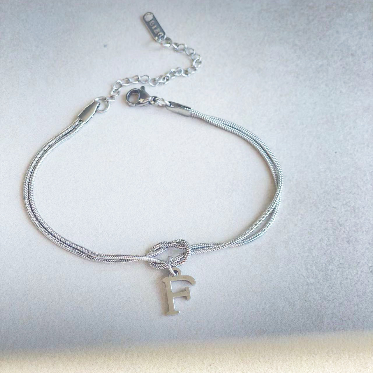 A-Z Love Knot Bracelet – Personalized Gold Charm