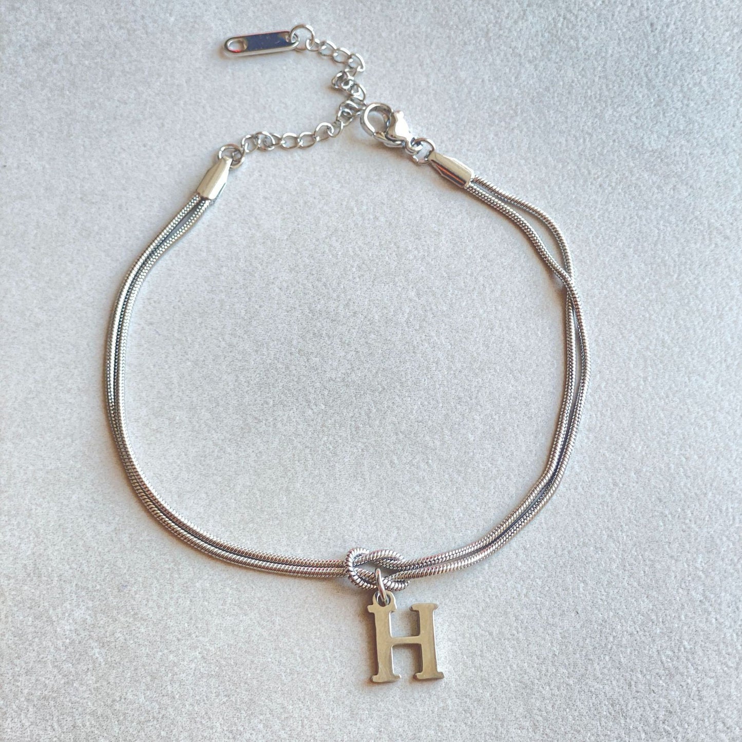 A-Z Love Knot Bracelet – Personalized Gold Charm