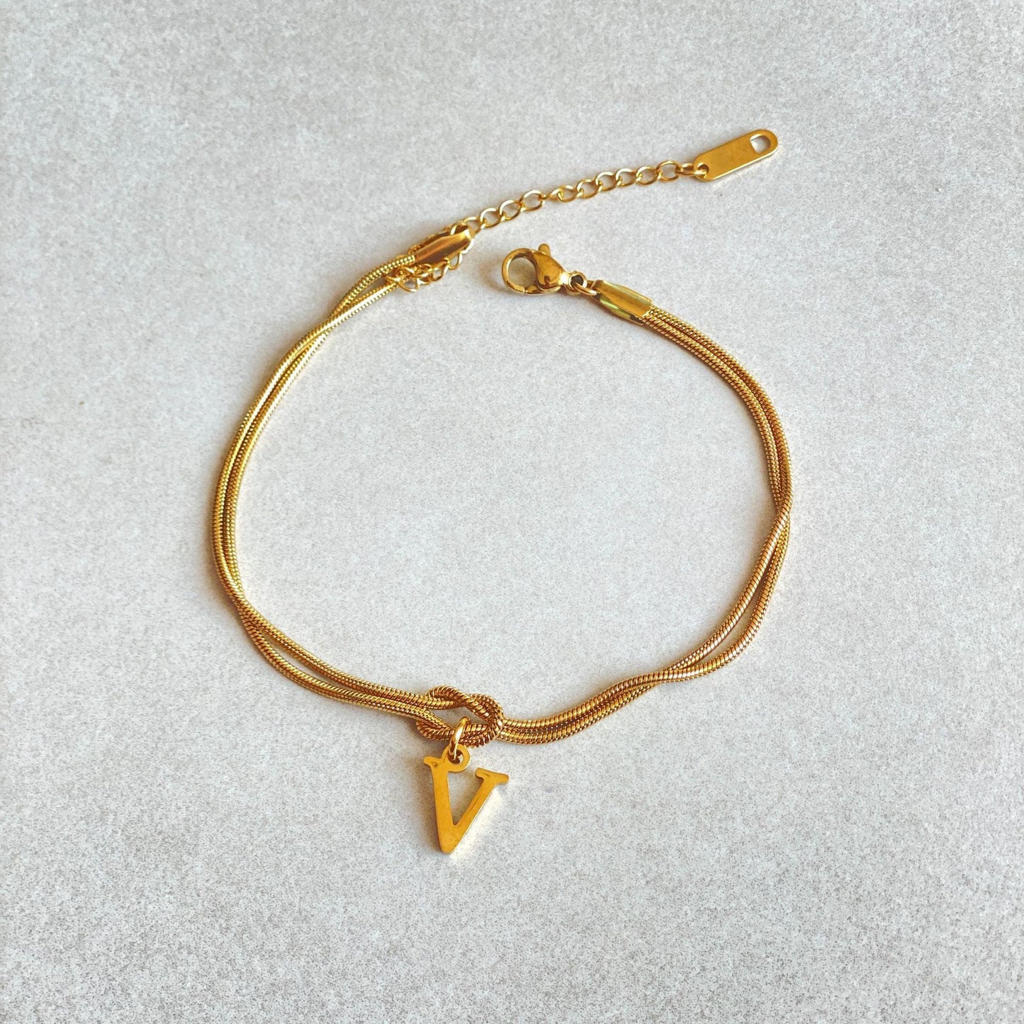 A-Z Love Knot Bracelet – Personalized Gold Charm