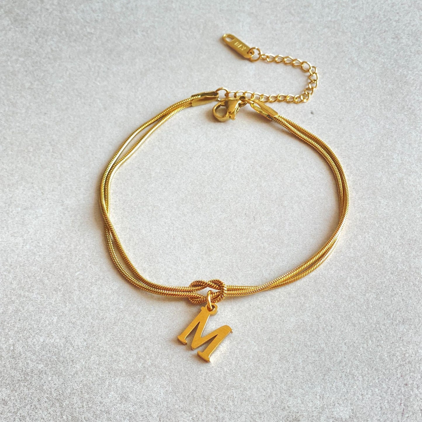 A-Z Love Knot Bracelet – Personalized Gold Charm