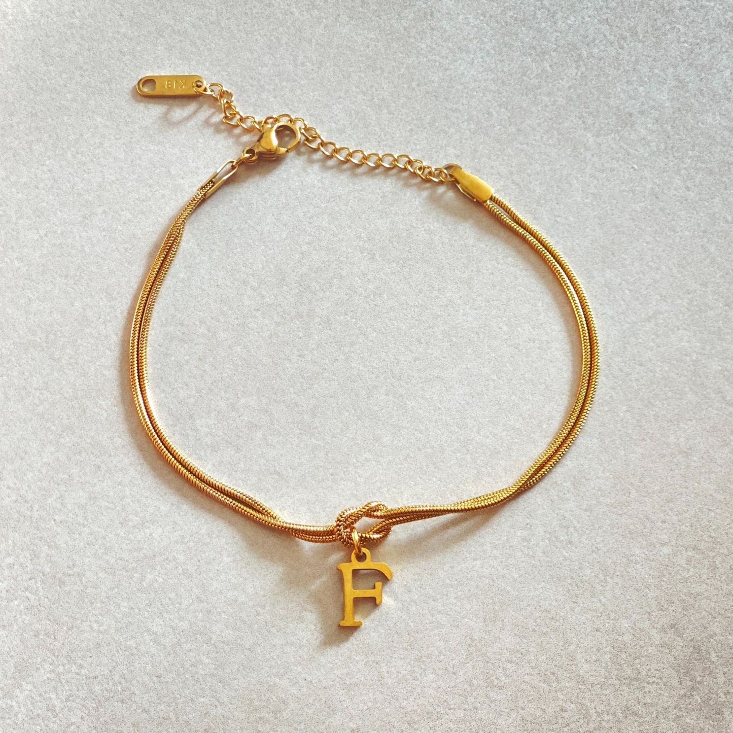 A-Z Love Knot Bracelet – Personalized Gold Charm