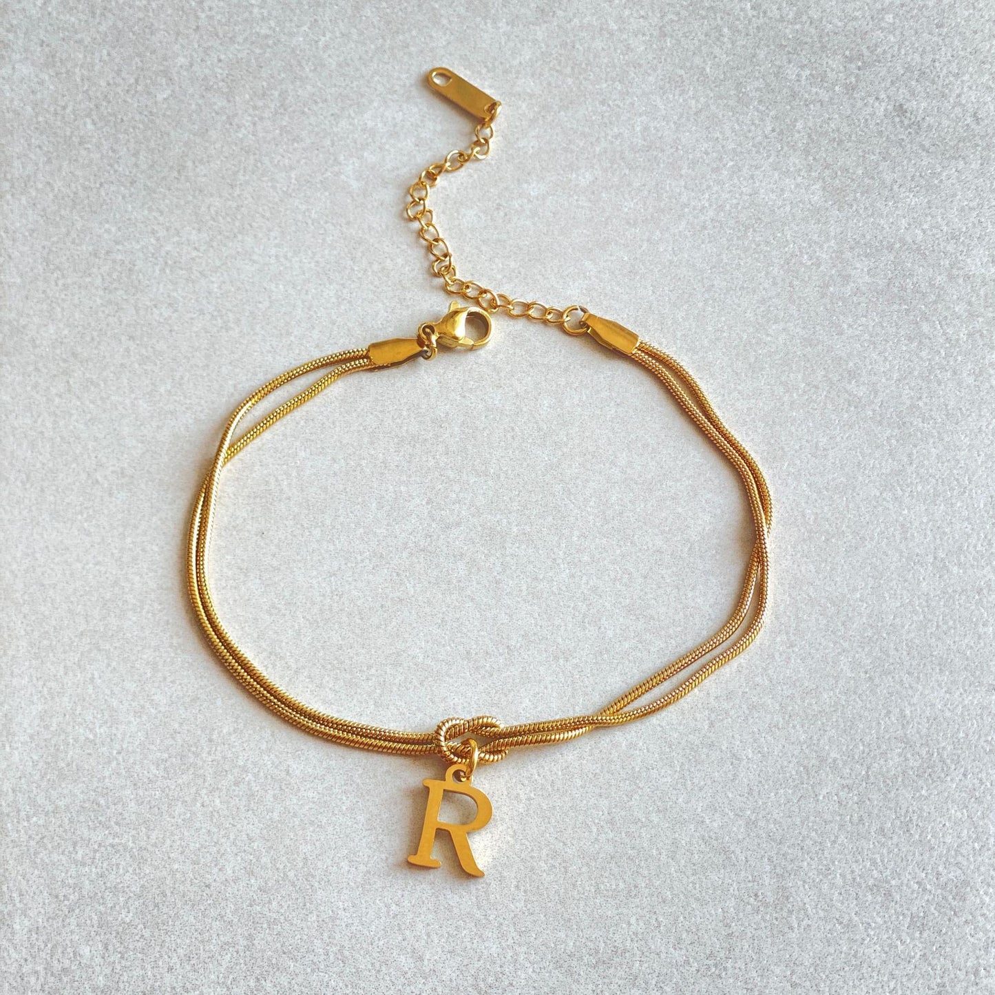 A-Z Love Knot Bracelet – Personalized Gold Charm