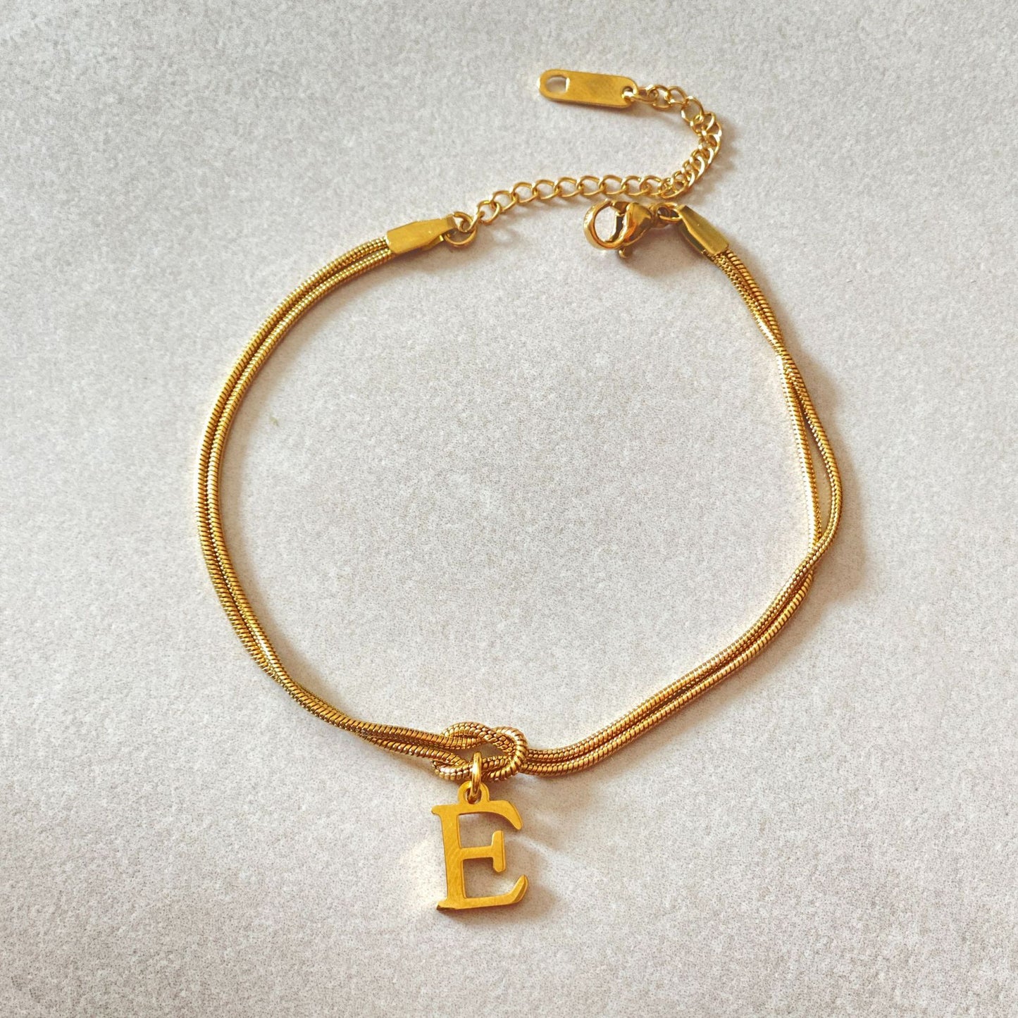 A-Z Love Knot Bracelet – Personalized Gold Charm